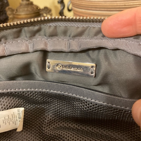 Lululemon Everywhere Gray Belt Bag Crossbody Purse Waist Fanny Pack Travel GUC - Picture 12 of 15